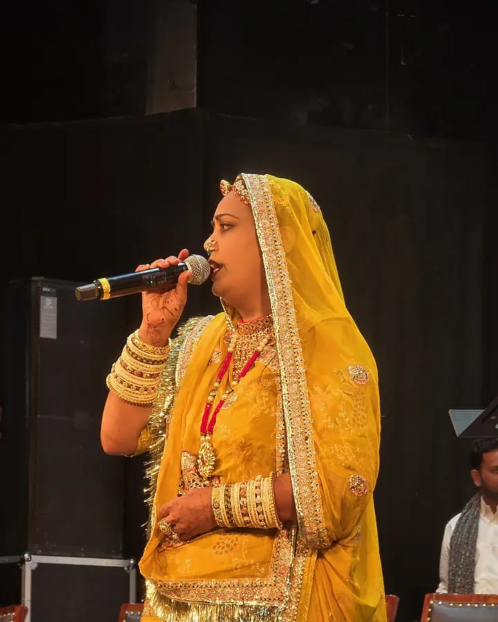 मंच पर प्रस्तुति देती सीमा मिश्रा